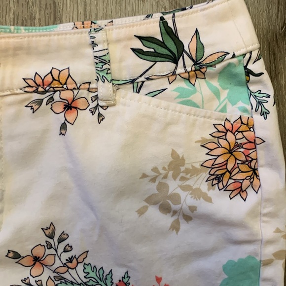 St. John’s Bay Gorgeous Floral Capris by St. John’s Bay Size 12P - Picture 3 of 10